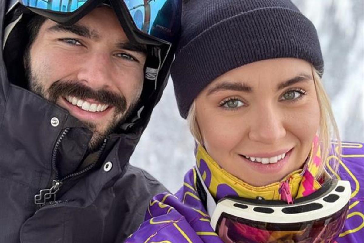 Delta customers Paige and Ian, who met in a Delta Sky Club, take a selfie while snowboarding.