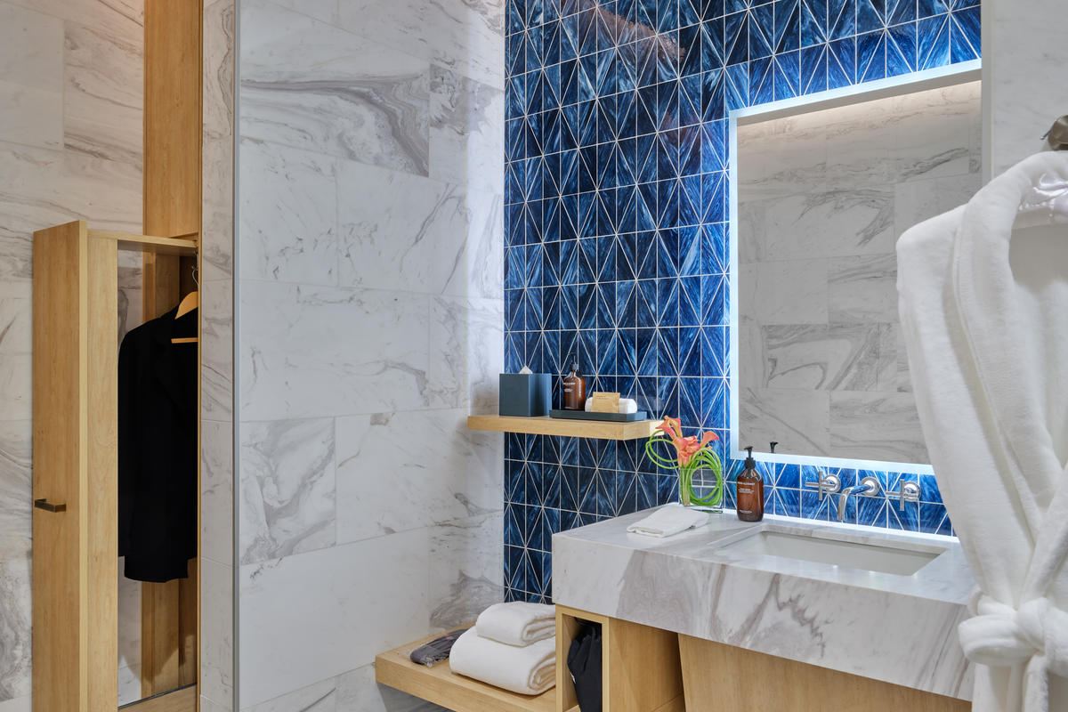Guests at The Delta Lounge-JFK can freshen up at one of eight well-appointed shower suites, featuring towels, bathrobes and slippers, Grown Alchemist products, and more. 