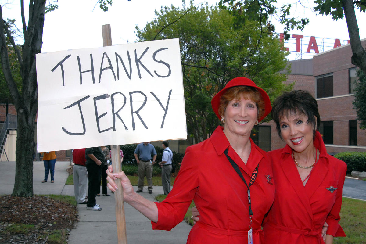 Delta employees made signs for former Delta CEO Jerry Grinstein's last day.
