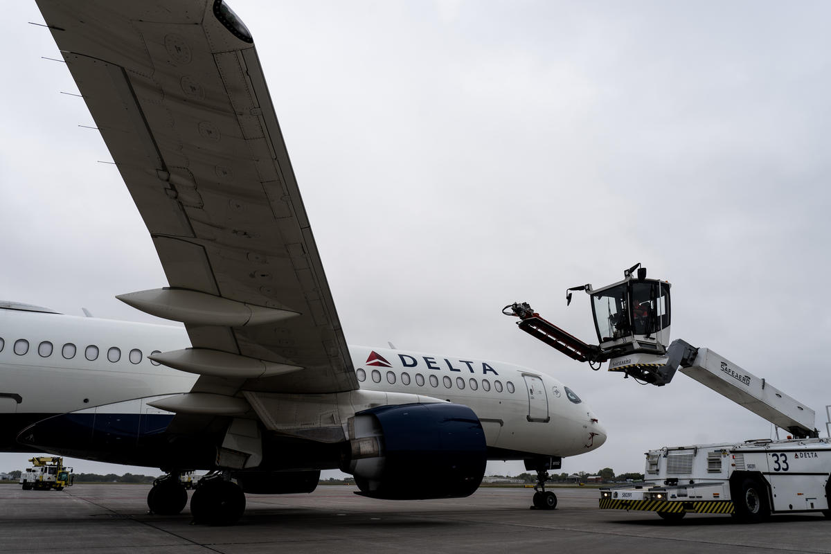 A mock deicing of a Delta plane during the deicing boot camp at MSP.
