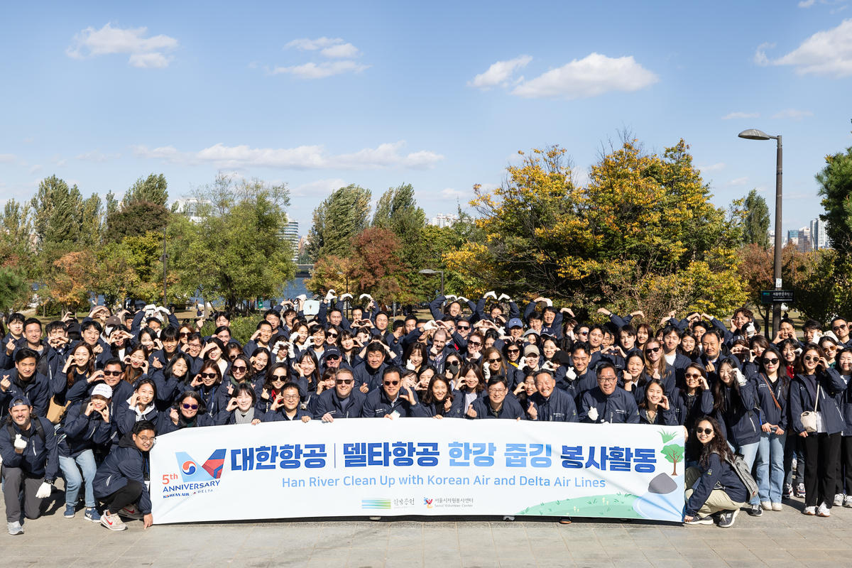 A group poses for a photo after Delta and Korean Air employees volunteered at a Han River cleanup event in Seoul’s Yeouido district to celebrate the fifth anniversary of the two airlines’ trans-Pacific joint venture. 