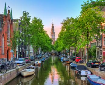 Beautiful Groenburgwal canal in Amsterdam 