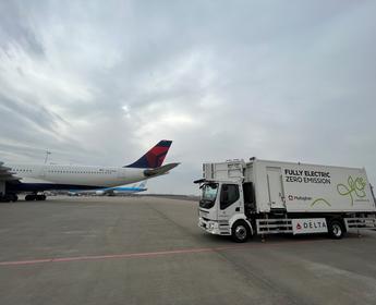 Delta Air Lines is introducing its first fully electric catering truck at Amsterdam Schiphol Airport in collaboration with Asito. It's a new initiative that reduces both CO2 emissions and pollution from diesel.