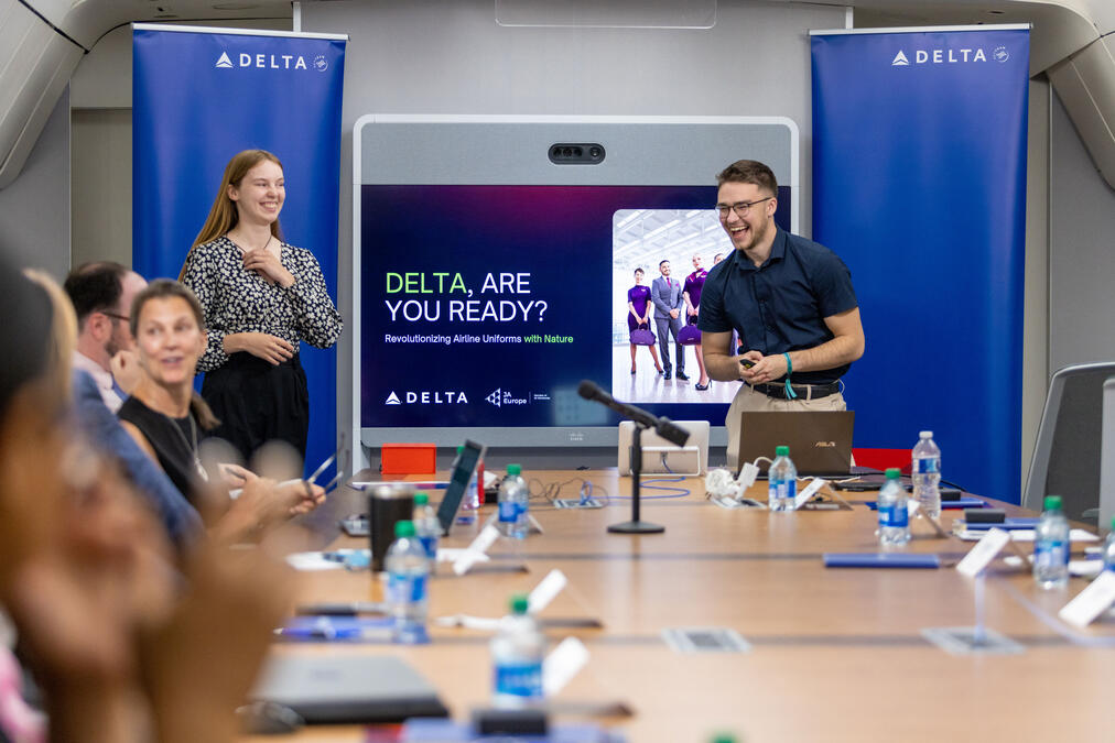 デルタ航空とジュニア・アチーブメント・ヨーロッパが提携し、サステナブル・スカイズ・チャレンジを開始