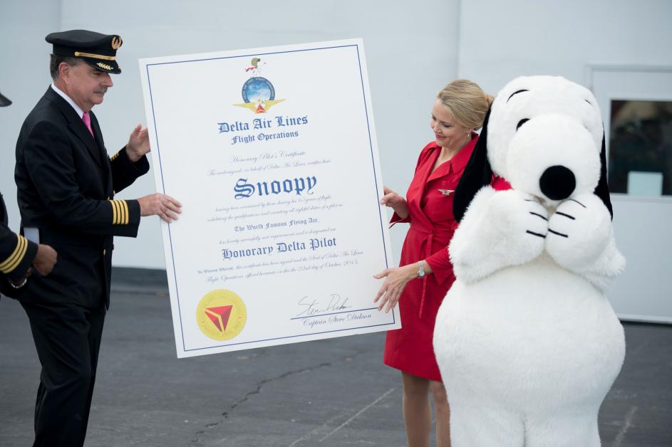 デルタ航空 スヌーピーに名誉パイロットの称号を贈呈 Delta News Hub デルタ航空 スヌーピーに名誉パイロットの称号を贈呈 Delta News Hub