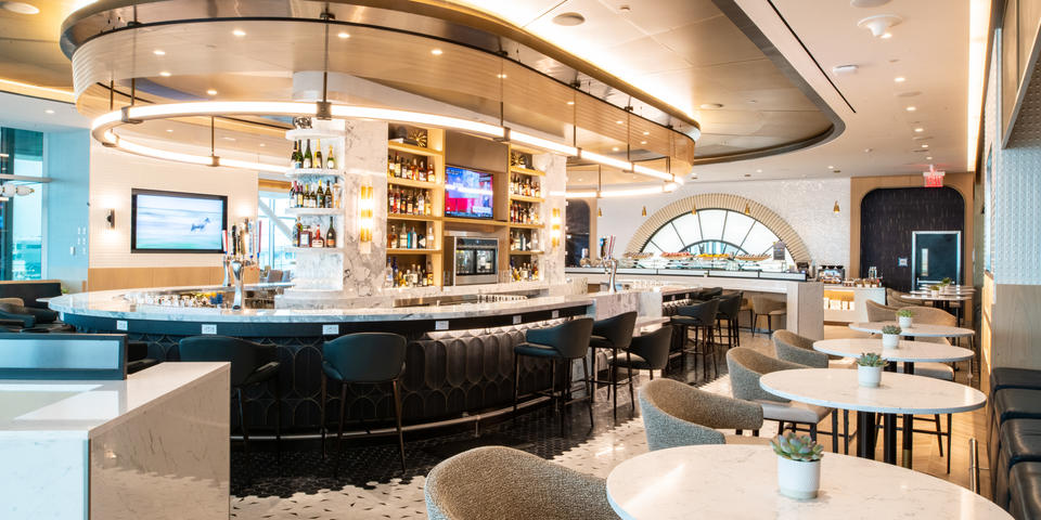 A signature, 360-degree premium bar serves as the JFK Delta Sky Club’s centerpiece — a grand and inviting space, one suited to the city that never sleeps. 